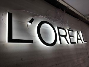 Leuchtbuchstaben für Werbung "L'oreal"- Seitenleuchter - ILIOSIGN